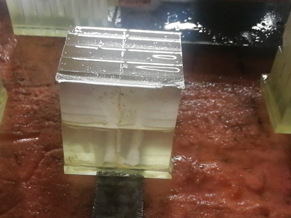 英吉玻璃切削油加工現場