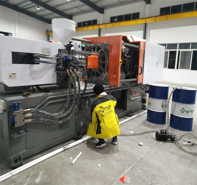 英吉注塑機液壓油換油現場