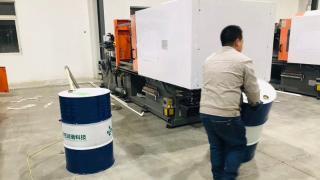 英吉注塑機液壓油換油現場